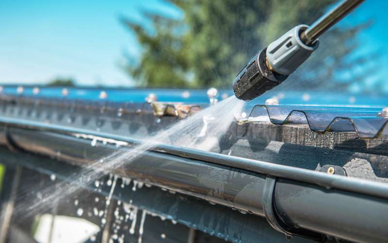 water rinsing to cleaning gutters